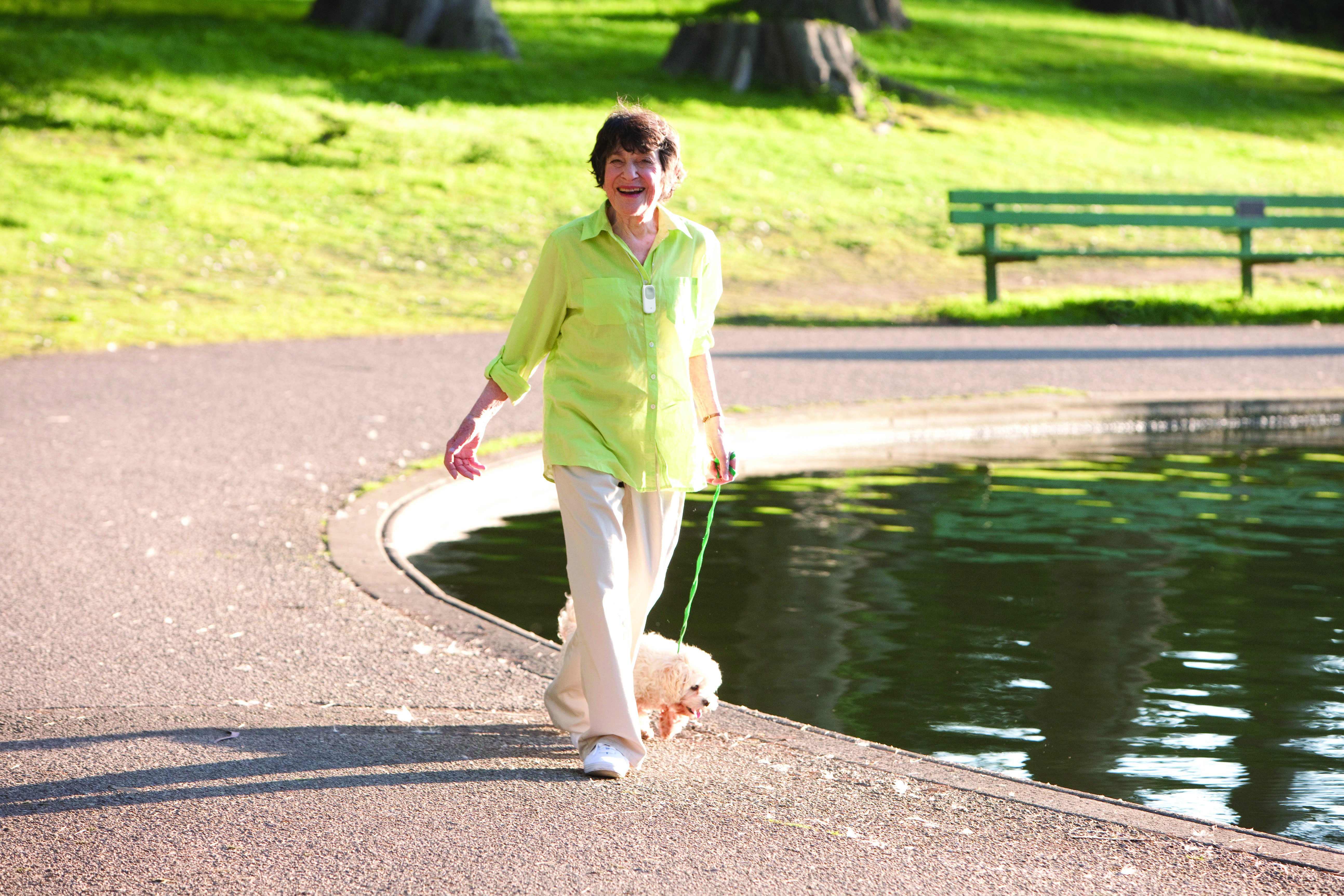 GS_Lady_walks_dog_261_cmyk GS_Lady_walks_dog_261_cmyk